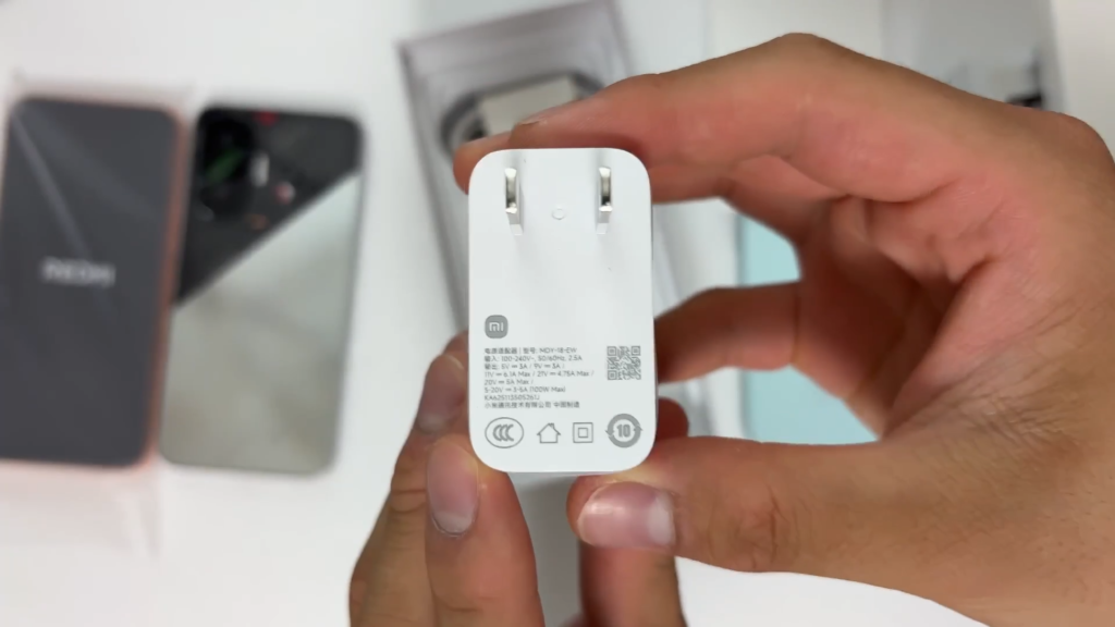 付属の100W充電器