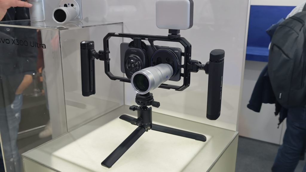 カメラキットと外付け望遠レンズを装着した完全装備での展示