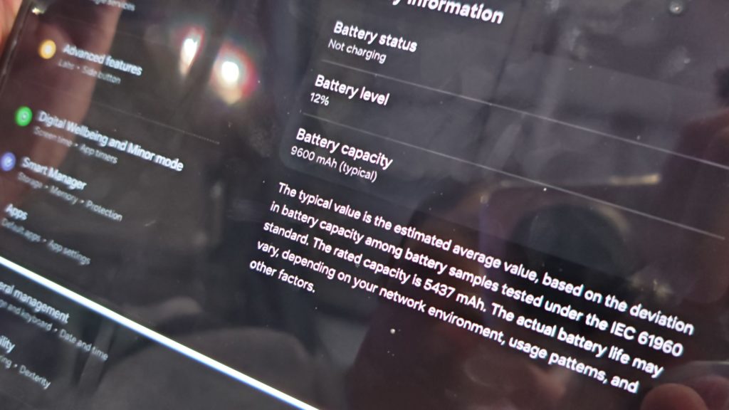 【独自】バッテリー容量を9,600mAhへ魔改造！Galaxy Z Trifoldの実機に「三つ折りスマホ」の未来を見た